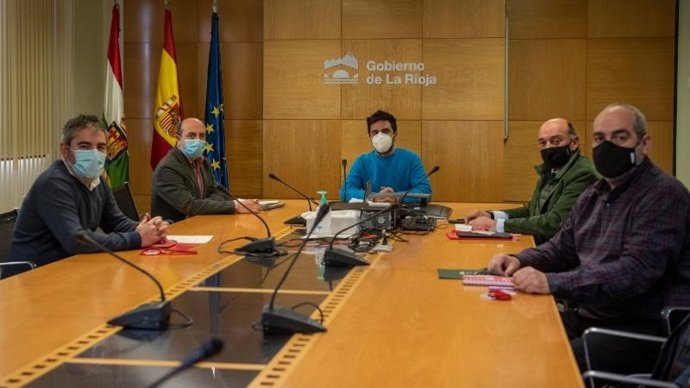 El consejero de Sostenibilidad y Transición Ecológica, Álex Dorado Nájera, y el director general de Infraestructuras, Vicente Urquía, han mantenido esta mañana una reunión con los agentes sociales y empresariales de La Rioja