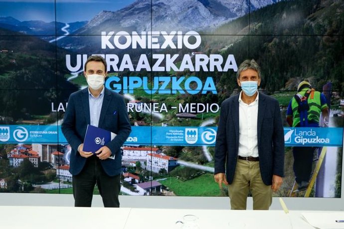 Los responsables forales Jabier Larrañaga y Xabier Arruti