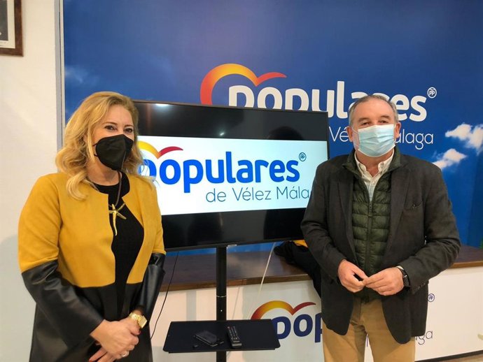 La diputada por el PP de Málaga Carolina España y el presidente del PP de Vélez-Málaga, Francisco Delgado.