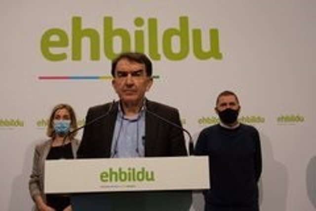 El abogado Iñigo Iruin junto a encuasados del caso Bateragune