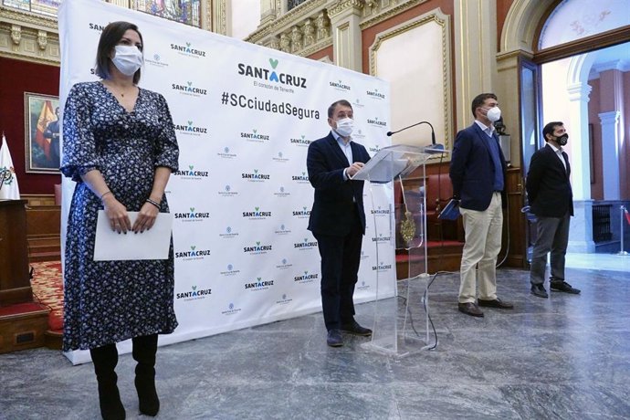 El alcalde de Santa Cruz de Tenerife, José Manuel Bermúdez; el concejal de Servicios Públicos, Guillermo Díaz Guerra; la concejala de Promoción Económica, Evelyn Alonso, y el concejal de Hacienda, Juan José Martínez
