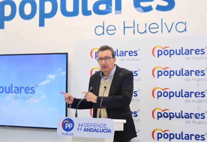 El presidente del PP en Huelva, Manuel Andrés González, en rueda de prensa.