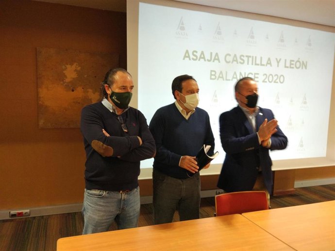 El presidente nacional de Asaja, Pedro Barato, (c) junto al de Castilla y León, Donaciano Dujo (d) y al de Valladolid (i) Juan Ramón Alonso.