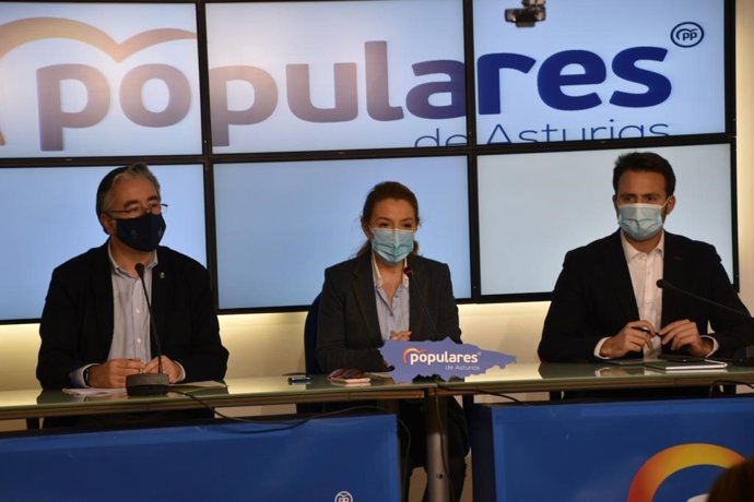 Teresa Mallada, en el centro