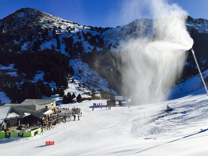 Los cañones fabricando nieve en la estación de Aramón Cerler.