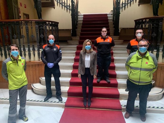 La delegada de la Junta en Almería con miembros de Protección Civil y 112