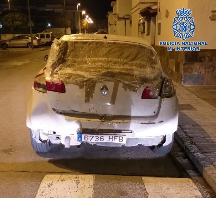 Vehículo que transportó una farola por la carretera de San Fernando a Jerez
