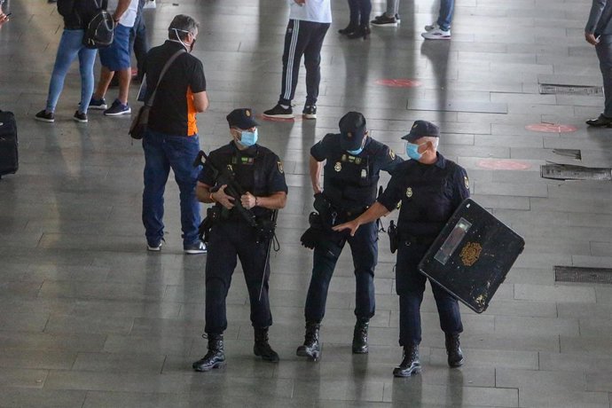 Agentes de Policía Nacional vigilan la T4 del Aeropuerto Adolfo Suárez Madrid-Barajas, en una imagen de archivo