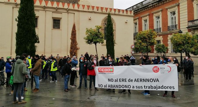 Concentración para pedir la retirada de los ERE en Aernnova