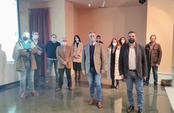 Sutil (2d), con miembros de la Junta Docente.