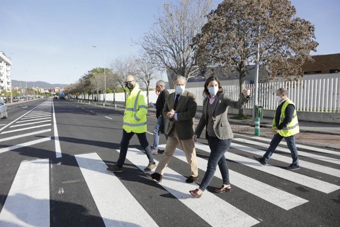 Casanueva y Fuentes (centro) cruzan un paso de cebra en la asfaltada calle Escritor Conde Zamora.
