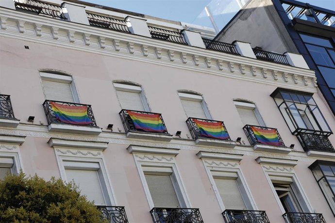 Banderas LGTB en el barrio de Chueca, el día en el que tiene lugar la manifestación del Orgullo Estatal LGTBI de 2020 en formato exclusivamente online. En Madrid (España) a 4 de julio de 2020.