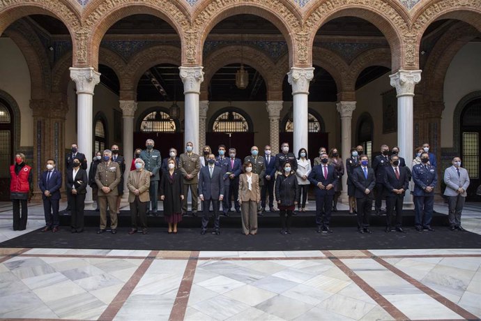 La vicepresidenta primera del Gobierno, ministra de la Presidencia, Relaciones con las Cortes y Memoria Democrática, Carmen Calvo (c), posa en una foto institucional en el acto de entrega de los XVI Premios Plaza de España que concede la Delegación del 