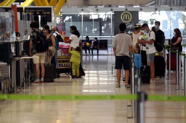 Pasajeros facturando en la terminal T1 del Aeropuerto Adolfo Suárez Madrid-Barajas