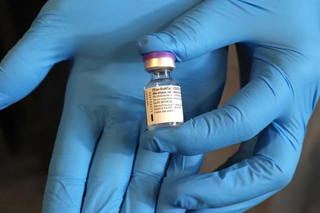 17 December 2020, England, Gloucester: An NHS worker hold a dose of the Pfizer vaccine at the Gloucestershire Vaccination Centri of Gloucestershire Royal Hospital. Photo: Chris Jackson/PA Wire/dpa