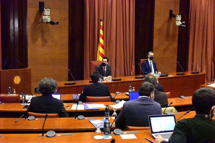El president del Parlament Roger Torrent, y el conseller de Acción Exterior, Bernat Solé, durante una reunión de la Mesa de partidos sobre organización de las elecciones, en Barcelona, Catalunya (España), a 21 de diciembre de 2020.