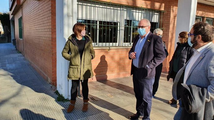 El conseller de Educación de la Generalitat, Josep Bargalló, durante la visita a Sant Cugat (Barcelona).