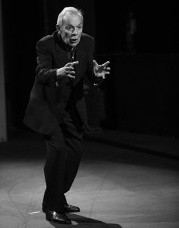 Mio Cid. Juglaría para el siglo XXI es una producción de Teatro de La Abadía dirigida e interpretada por José Luis Gómez,