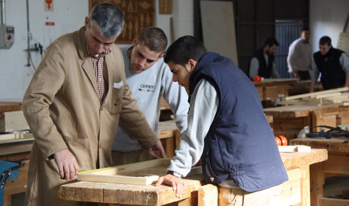 Alumnos andaluces de FP Dual formándose en una empresa especializada en madera