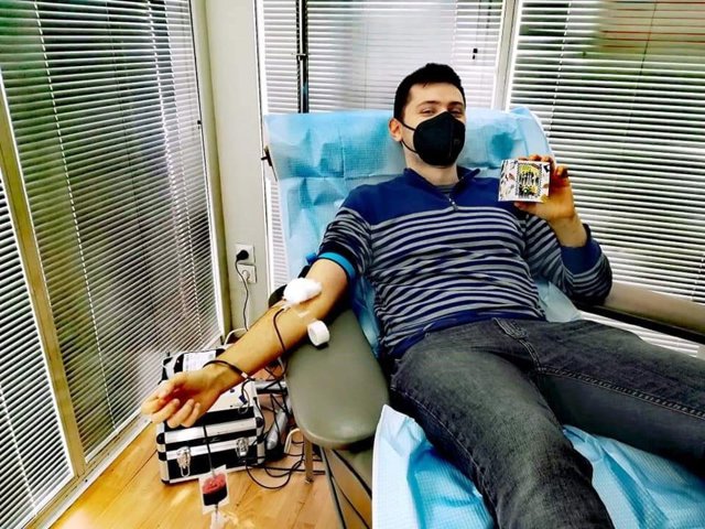 Un joven dona sangre.