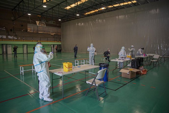 Pruebas de cribado de covid-19 con test de antígenos en pabellones deportivos de la ciudad. En Sevilla (Andalucía, España), a 28 de octubre de 2020.