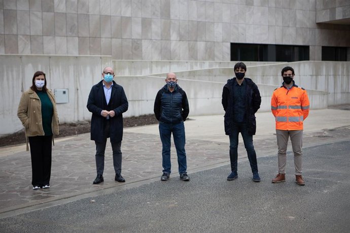 En la visita, el consejero Gimeno, con el alcalde Bereau, la directora del Centro, Arantxa Díez Aranburu, y el encargado de la empresa constructora.