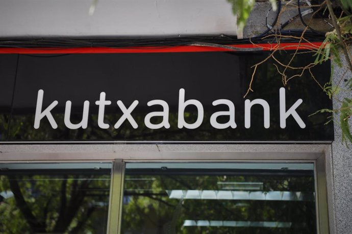 Exterior de la sucursal del banco Kutxabank en la Calle de la Oca de Madrid, en Madrid (España) a 3 de agosto de 2020.