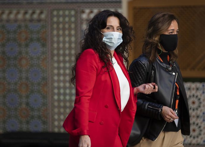 La consejera de Igualdad , Rocío Ruiz (i), antes del inicio de la sesión plenaria del Parlamento andaluz. En Sevilla, (Andalucía, España), a 02 de diciembre de 2020.