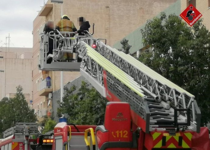 Rescatadas tres personas de un incendio en una vivienda de Elche (Alicante)