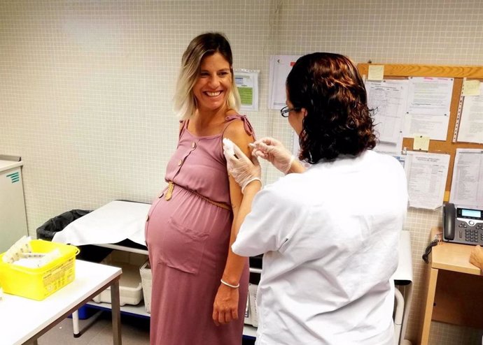 Embarazada vacunándose de la gripe en Canarias