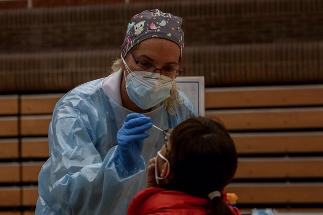 Una sanitaria realiza un test de antígenos para detección del coronavirus a una vecina de la zona básica de salud de San Juan de la Cruz en el polideportivo municipal El Torreón, en Pozuelo de Alarcón, Madrid (España), a 3 de noviembre de 2020.