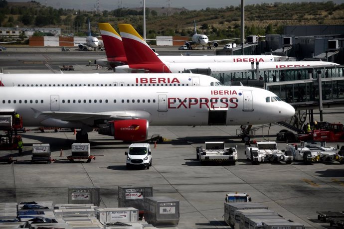 Aviones de Iberia Express en la terminal T4 del Aeropuerto de Madrid-Barajas Adolfo Suárez, en Madrid (España), a 27 de julio de 2020. Desde ayer está en vigor la orden del gobierno del Reino Unido que impone a los viajeros procedentes de España pasar d