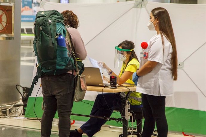 El personal del control COVID-19 revisando la acreditación de la prueba en un aeropuerto de Canarias