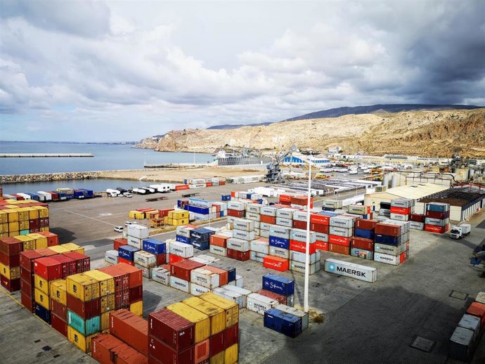 Contenedores en el puerto de Almería