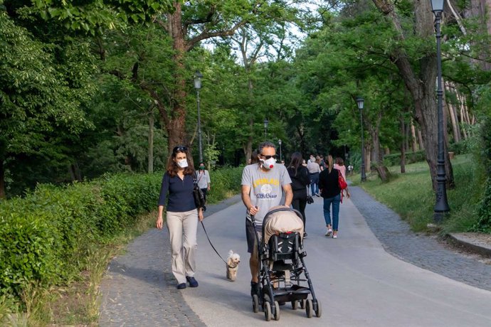 Una familia paseando por un parque en Roma