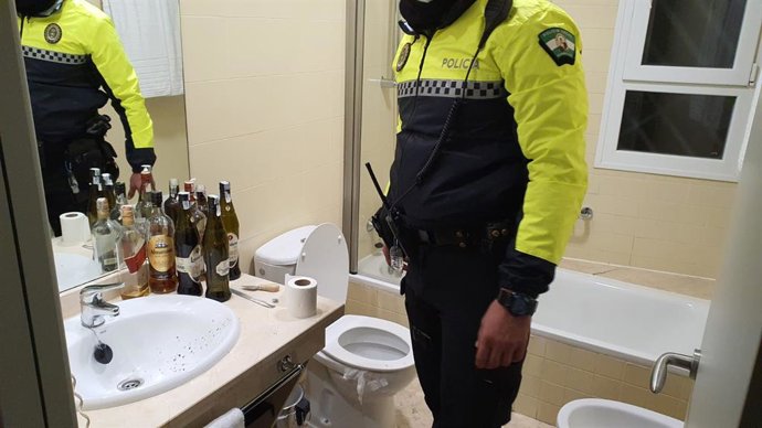 Botellón en una habitación de un hotel de Bormujos