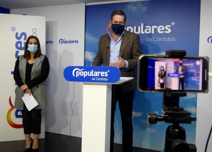 El presidente del PP de Córdoba, Adolfo Molina, y la parlamentaria autonómica popular Beatriz Jurado.