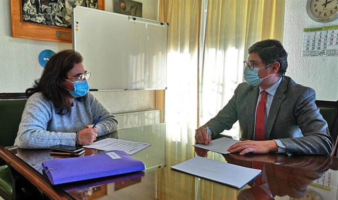 Álvaro Pimentel y la delegada provincial de Educación, María José Eslava.