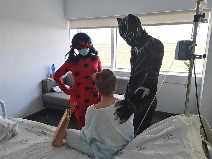 Un niño recibe la visita de los superhéroes en el Hospital Torrecárdenas de Almería
