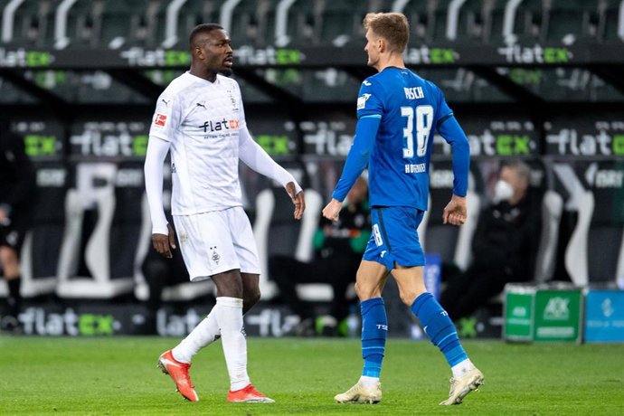 Marcus Thuram y Stefan Posch durante el Borussia Mnchengladbach-Hoffenheim en el Borussia Park