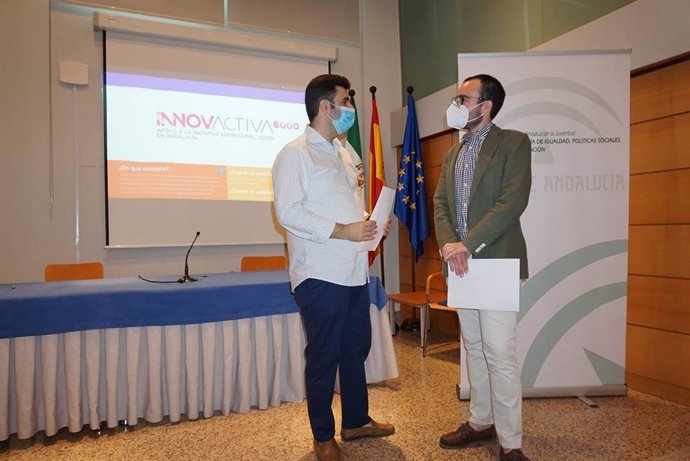El el asesor de programas del IAJ en Córdoba, Salvador García (izda.), y el delegado de Empleo de la Junta en Córdoba, Ángel Herrador (dcha.), en la presentación de Innovactiva 6000, el pasado julio.