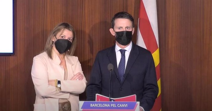 El líder de Bcn Canvi en el Ayuntamiento de Barcelona, Manuel Valls, y la concejal Eva Parera, en rueda de prensa.