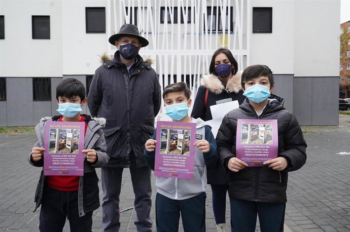 El Ayuntamiento de Valladolid y vecinos de Pajarillos y Delicias emprenden una campaña contra el abandono de enseeres y muebles en plena calle.