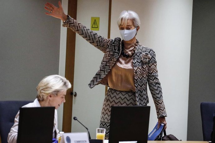 HANDOUT - 11 December 2020, Belgium, Brussels: President of the European Central Bank Christine Lagarde (R)waves at President of the European Commission Usrsula von der Leyen as she arrives for a roundtable meeting on the second day of a two days face-