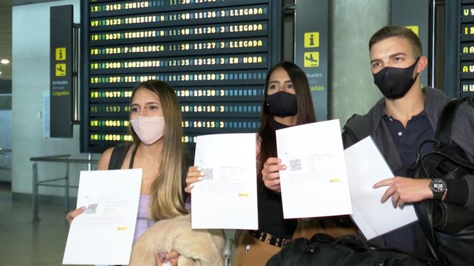 Viajeros con PCR en el aeropuerto de Valencia