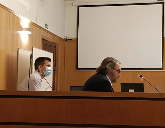 El becario condenado, durante el juicio acompañado por su letrado defensor.