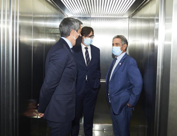 El ministro de Sanidad, Salvador Illa (c), el presidente de Cantabria, Miguel Ángel Revilla (d), y el vicepresidente, Pablo Zuloaga (i) 