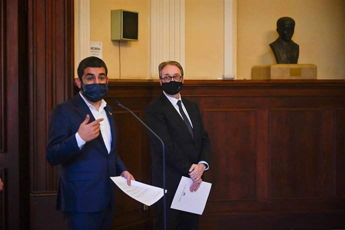 El Conseller de Trabajo, Asuntos Sociales y Familias de la Generalitat, Chakir El Homrani, y el subdirector de la Fundación La Caixa, Marc Simón, este lunes en el Ayuntamiento de Tarragona.