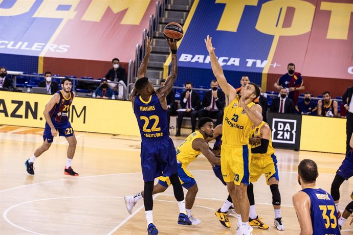 Cory Higgins of Fc Barcelona shoot to basket during the Turkish Airlines EuroLeague match between Fc Barcelona and Maccabi Playtika Tel Aviv at Palau Blaugrana on December 18, 2020 in Barcelona, Spain.