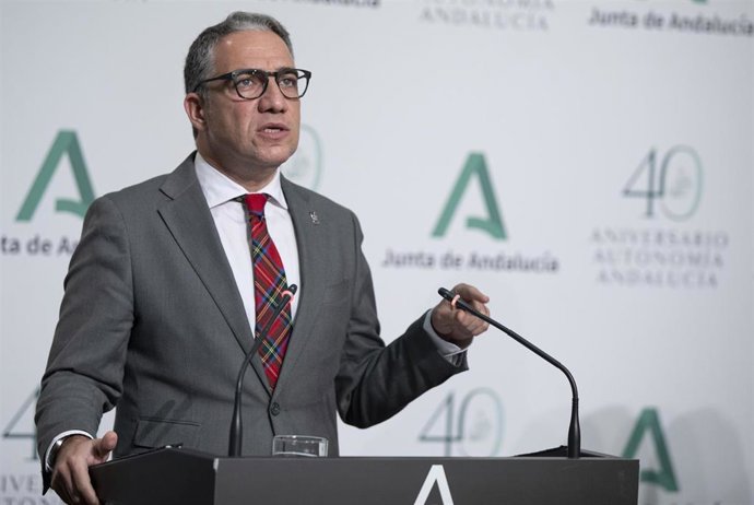 El consejero de la Presidencia, Administración Pública e Interior y portavoz del Gobierno andaluz, Elías Bendodo, durante su intervención en la rueda de prensa posterior a la reunión semanal del Consejo de Gobierno de la Junta de Andalucía. En Sevilla, 